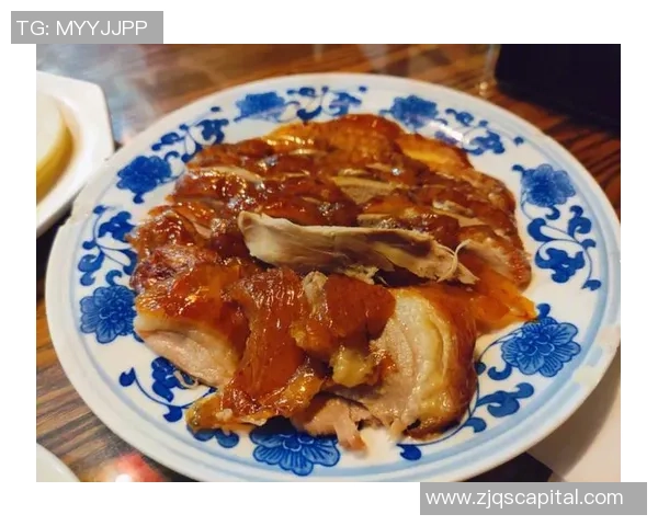 足球明星品尝北京烤鸭的美味瞬间，尽享美食与运动的完美结合