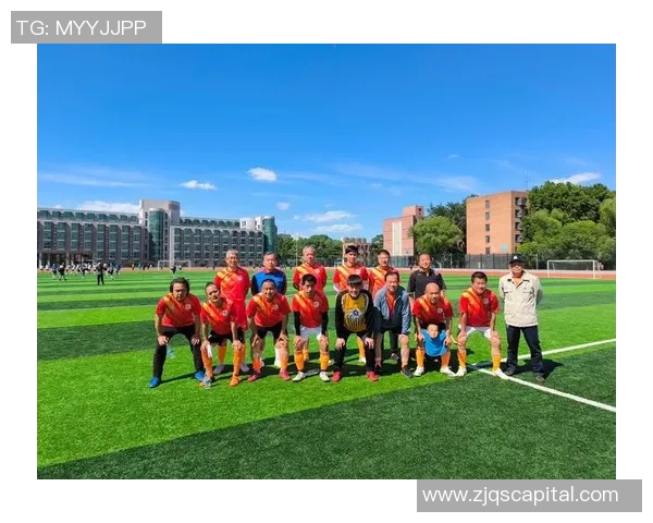 足球明星齐聚一堂合照展现球场魅力与友谊的精彩瞬间